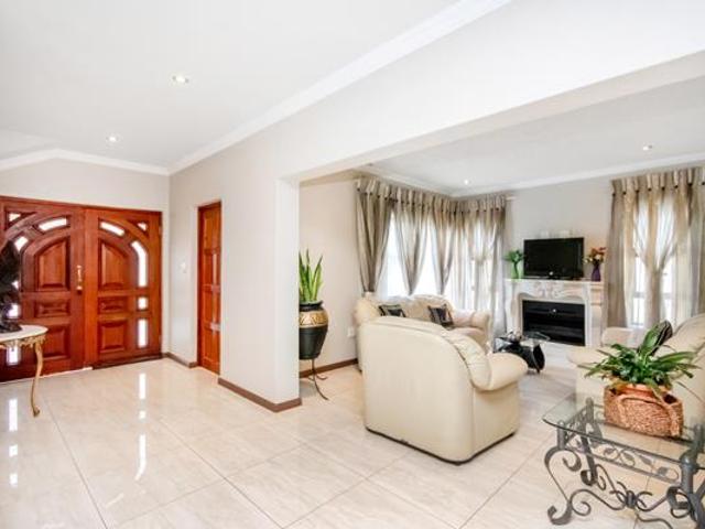 4 Bedroom House in Blue Valley Golf Estate