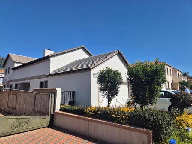 4 Bedroom House in Blue Valley Golf Estate