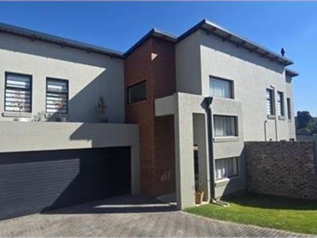 4 Bedroom House in Blue Valley Golf Estate
