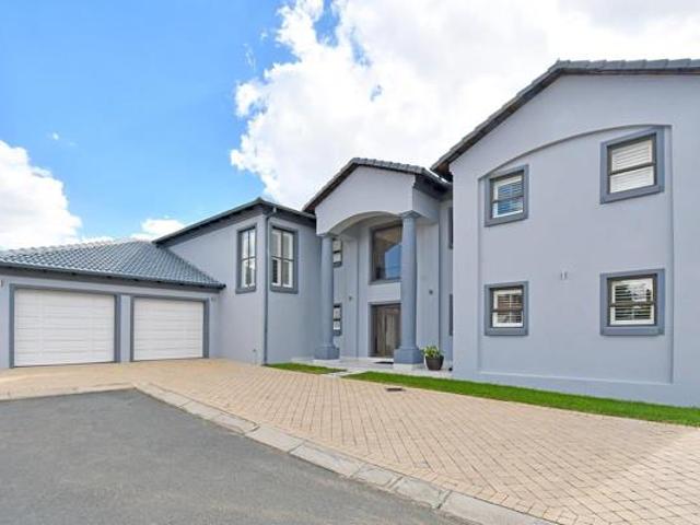 4 Bedroom House in Blue Valley Golf Estate