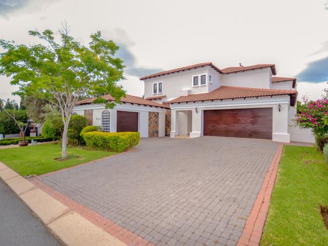 4 Bedroom House in Blue Valley Golf Estate