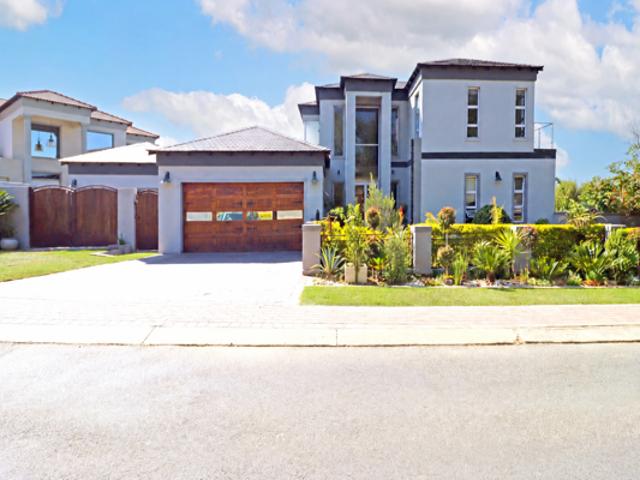 4 Bedroom House in Blue Valley Golf Estate