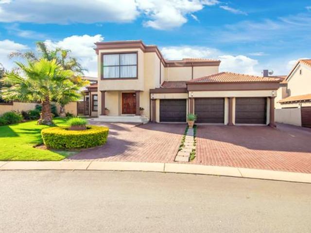 4 Bedroom House in Blue Valley Golf Estate
