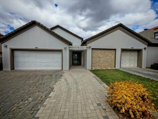 4 Bedroom House in Blue Valley Golf Estate