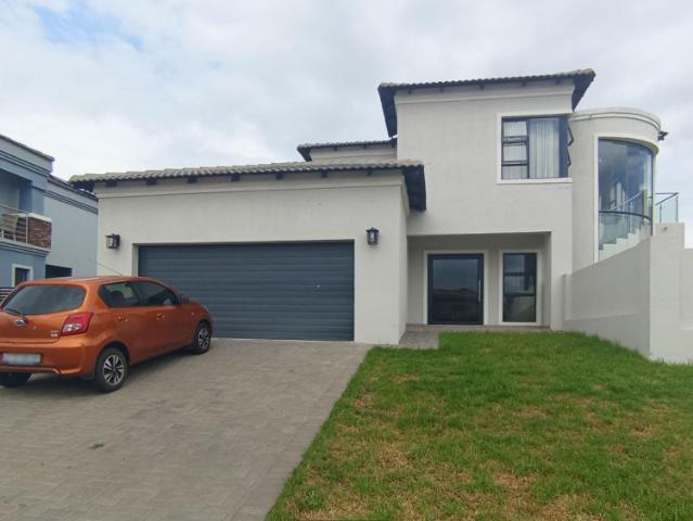 4 Bedroom House in Blue Valley Golf Estate