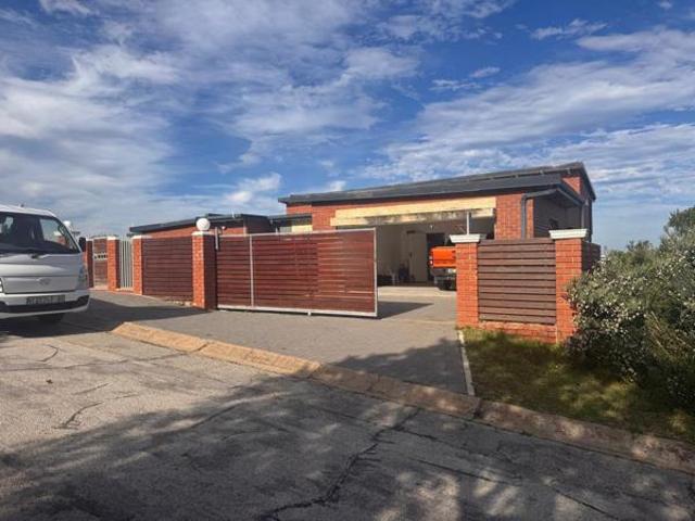 4 Bedroom House in Blue Horizon Bay