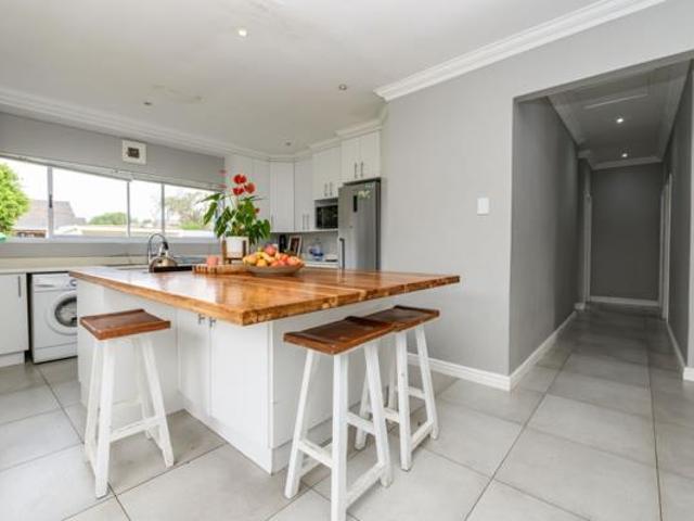4 Bedroom House in Bluewater Bay