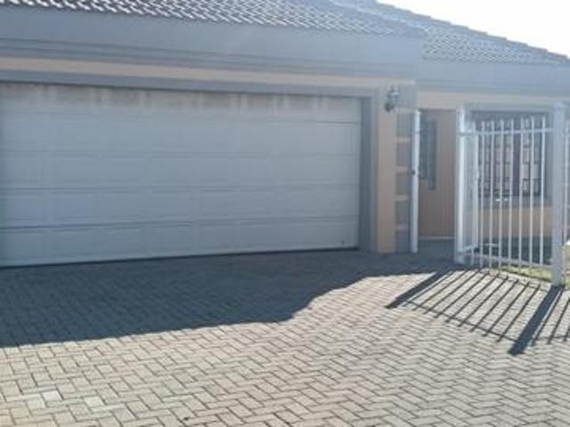 4 Bedroom House in Bloemdustria