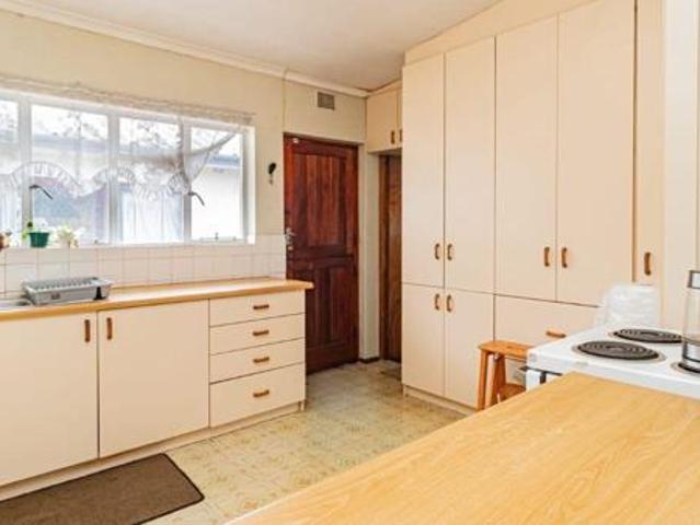 4 Bedroom House in Blomtuin