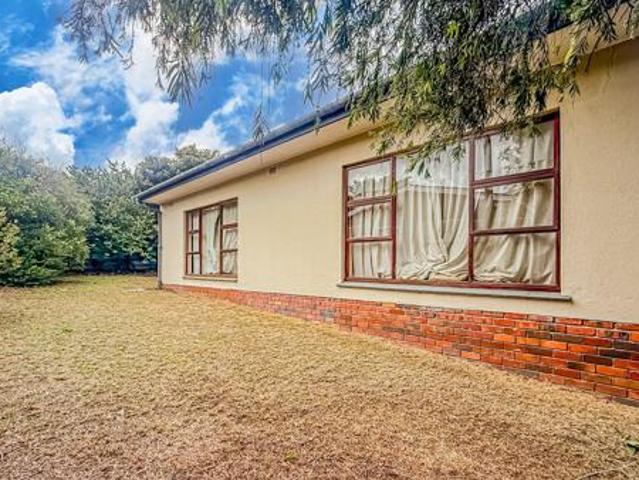 4 Bedroom House in Blomtuin