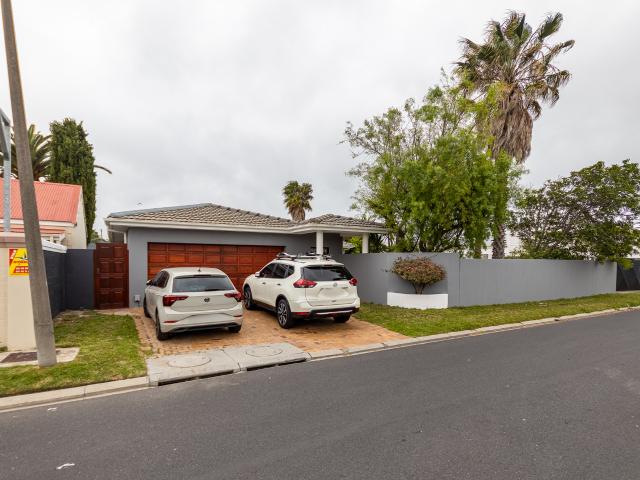 4 Bedroom House in Blouberg Sands