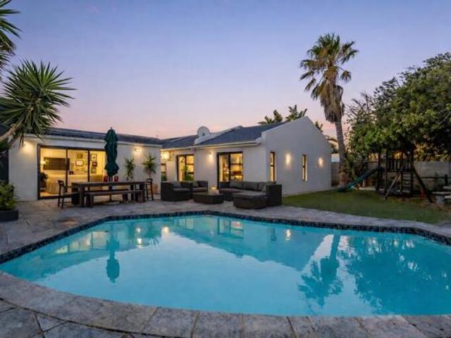 4 Bedroom House in Blouberg Rise