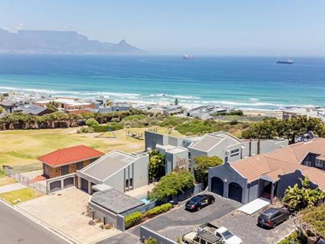 4 Bedroom House in Bloubergstrand