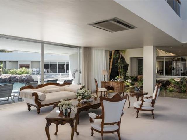 4 Bedroom House in Bloubergstrand