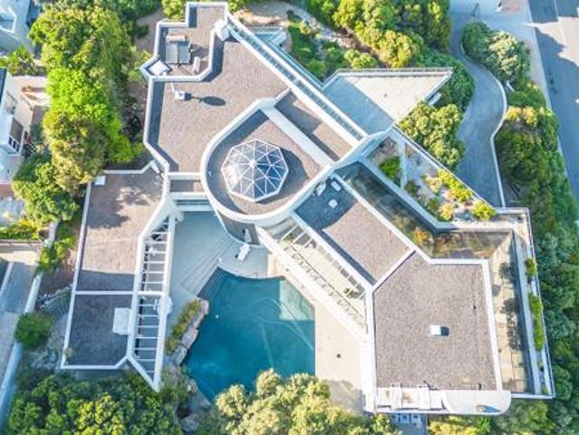 4 Bedroom House in Bloubergstrand