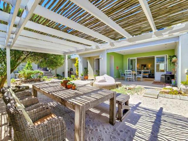 4 Bedroom House in Bloubergstrand