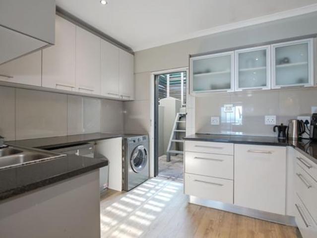 4 Bedroom House in Bloubergstrand