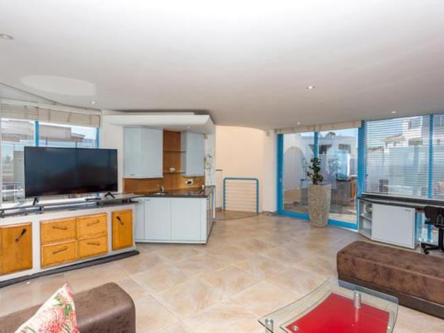 4 Bedroom House in Bloubergstrand