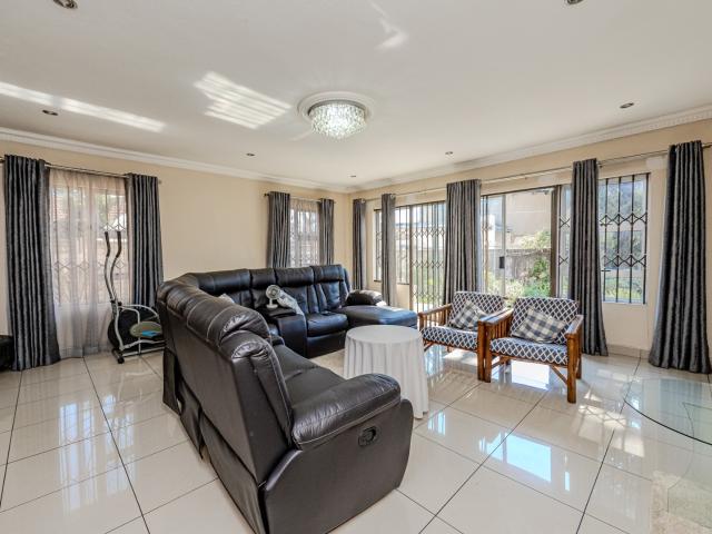 4 Bedroom House in Bloubosrand