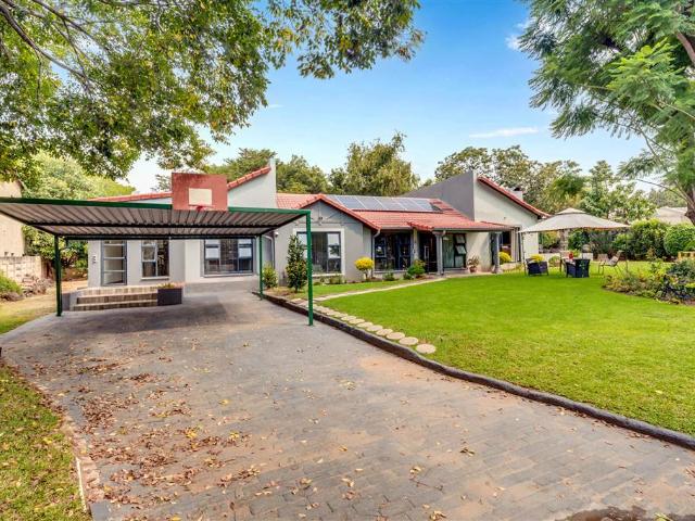 4 Bedroom House in Bloubosrand