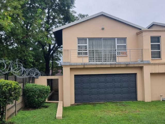 4 Bedroom House in Bloubosrand