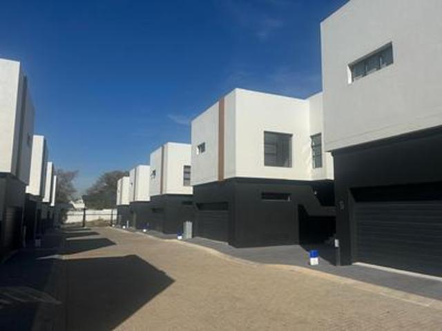4 bedroom house in bryanston