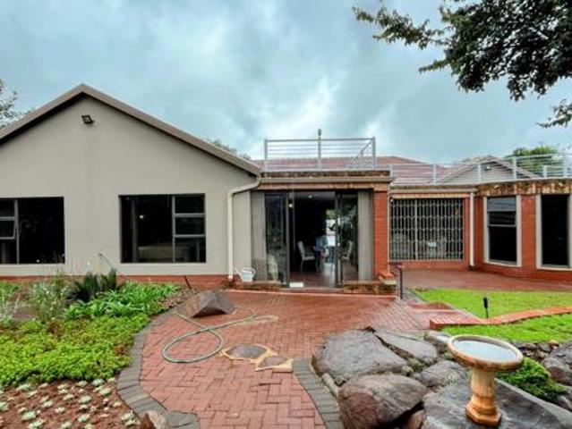 4 Bedroom House in Buffelspoort Eco Estate