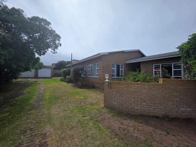 4 Bedroom House in Gouritsmond
