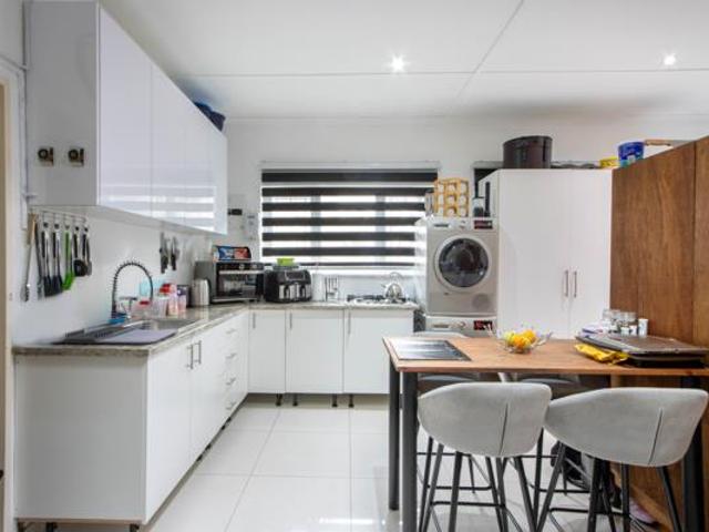 4 Bedroom House in Gordon's Bay Village