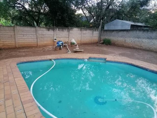 4 Bedroom House in Geelhoutpark