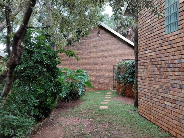 4 Bedroom House in Geelhoutpark