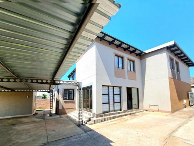 4 Bedroom House in Geelhoutpark