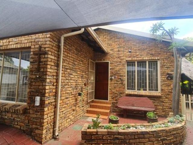 4 Bedroom House in Geelhoutpark