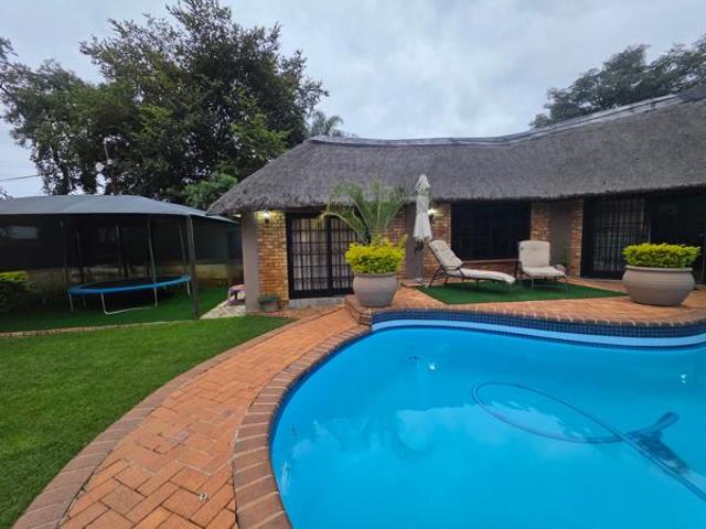 4 Bedroom House in Geelhoutpark