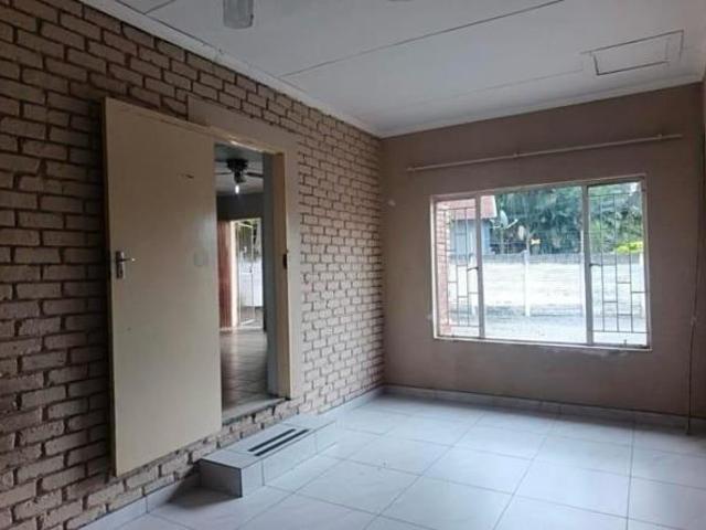 4 Bedroom House in Geelhoutpark