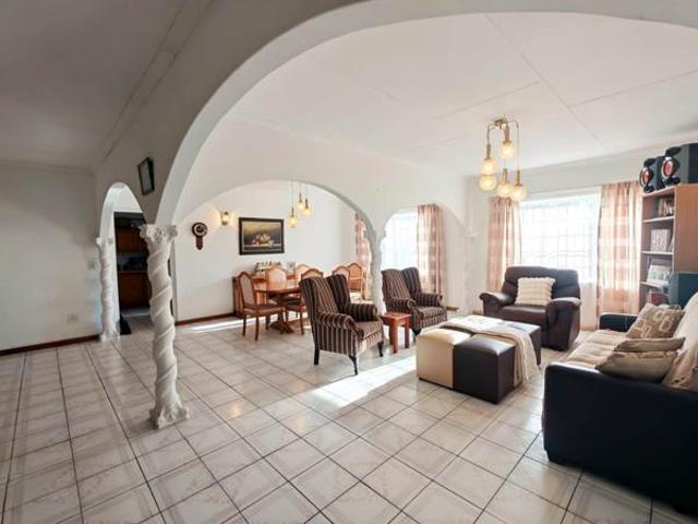 4 Bedroom House in Geelhoutpark