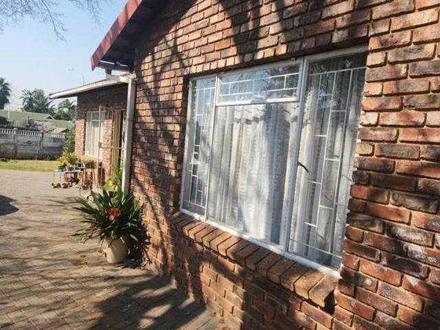 4 Bedroom House in Geelhoutpark