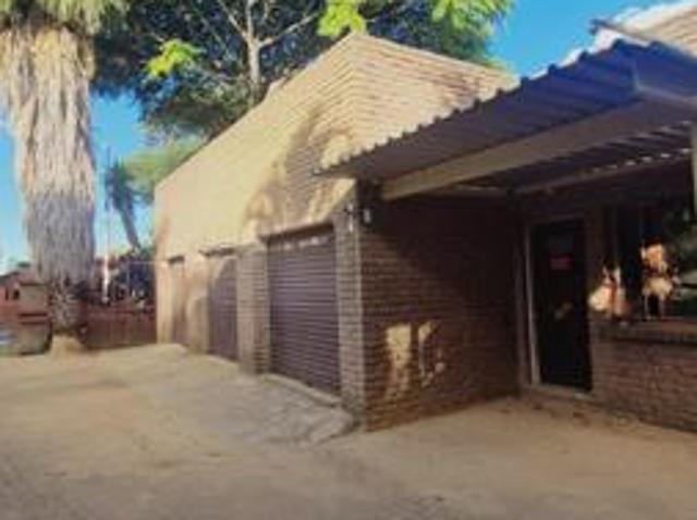 4 Bedroom House in Geelhoutpark