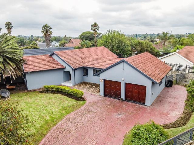 4 Bedroom House in Glen Marais