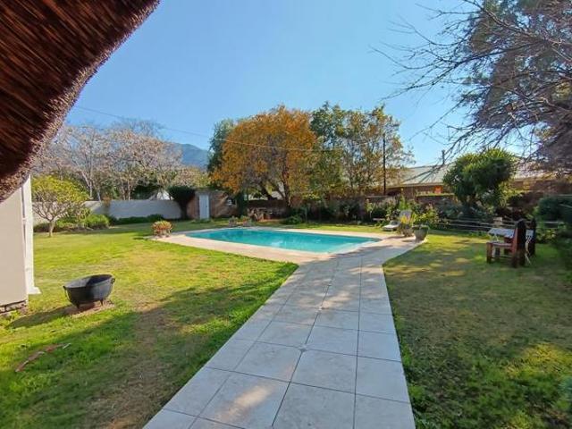 4 Bedroom House in Graaff Reinet