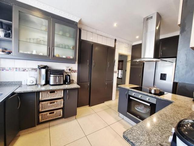 4 Bedroom House in Grantham Park