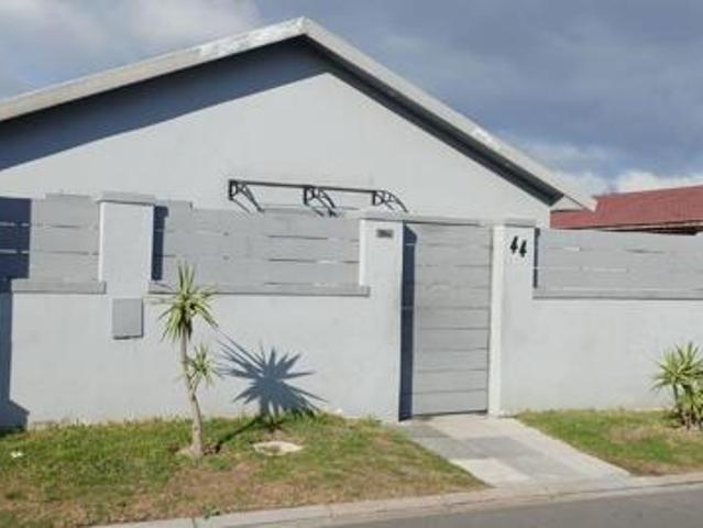4 Bedroom House in Grassy Park