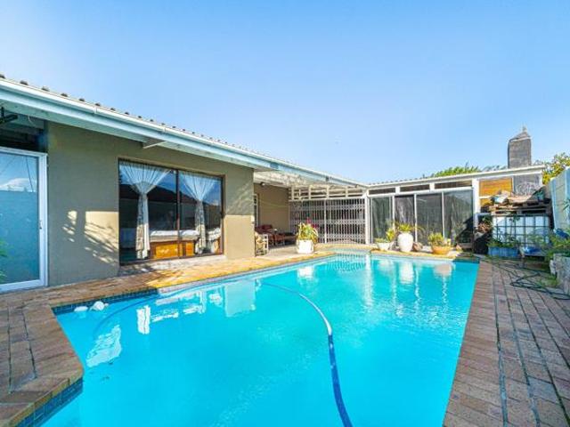4 Bedroom House in Grassy Park