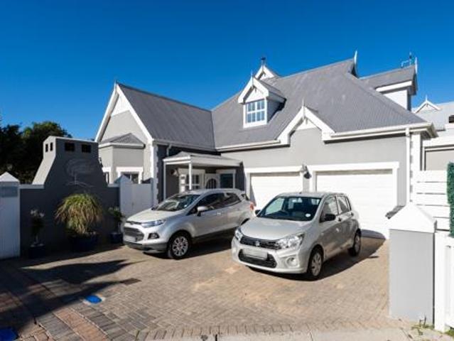 4 Bedroom House in Greenways Golf Estate