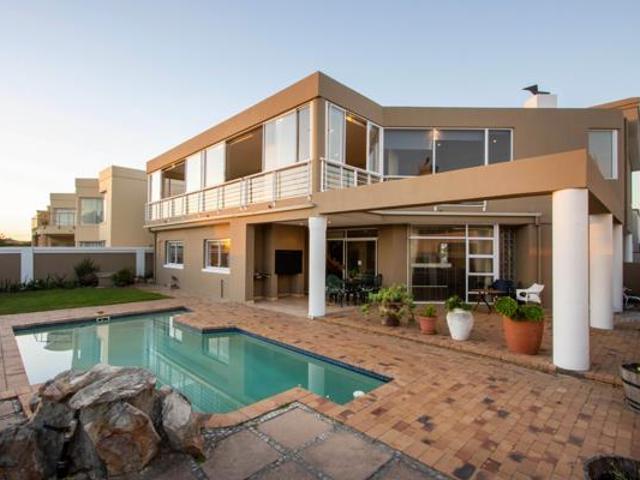 4 Bedroom House in Greenways Golf Estate