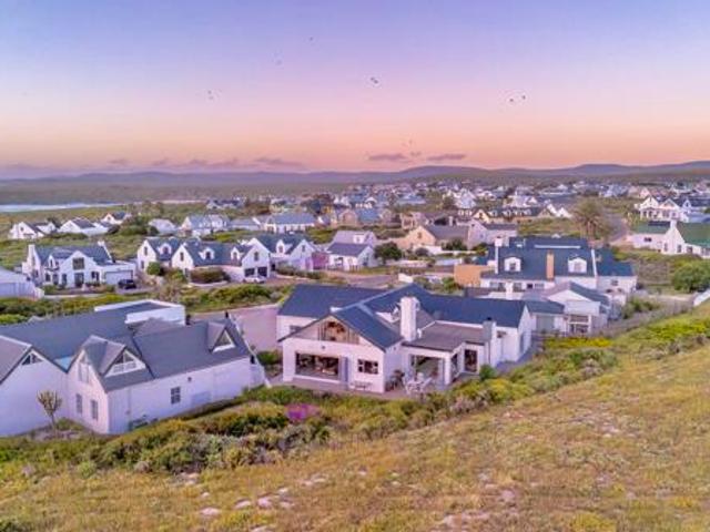 4 Bedroom House in Grotto Bay