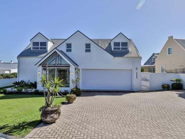 4 Bedroom House in Grotto Bay