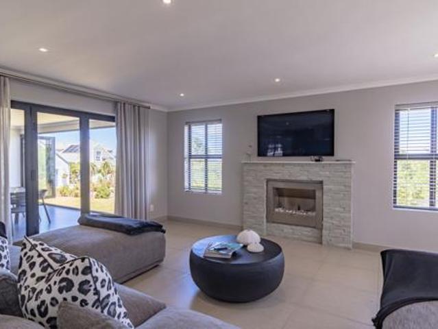 4 Bedroom House in Grotto Bay