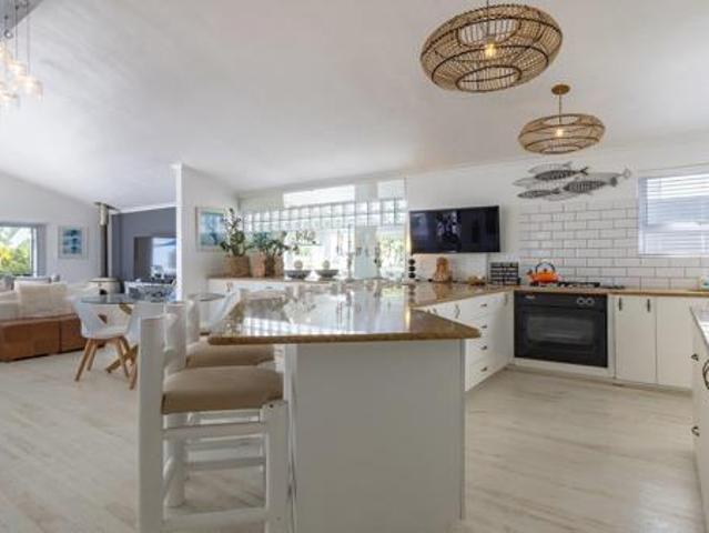 4 Bedroom House in Grotto Bay