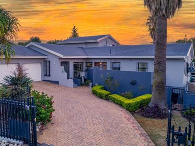 4 Bedroom House in Door de Kraal